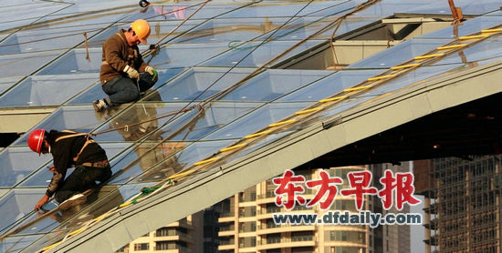 今后，上海還將限制處于人流密集、流動(dòng)性大的區域內的建筑物安裝玻璃幕墻。徐曉林 早報資料